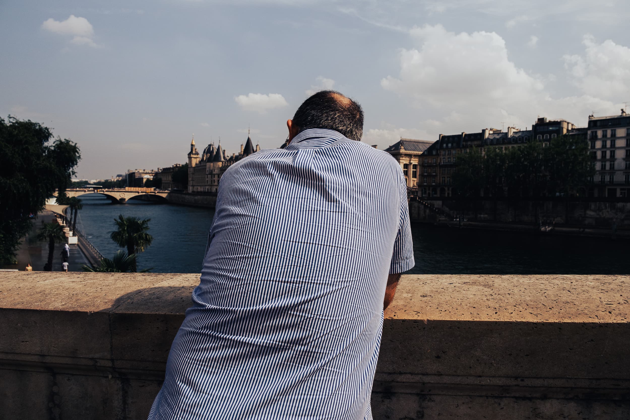 Silhouette au bord de la Seine, Paris