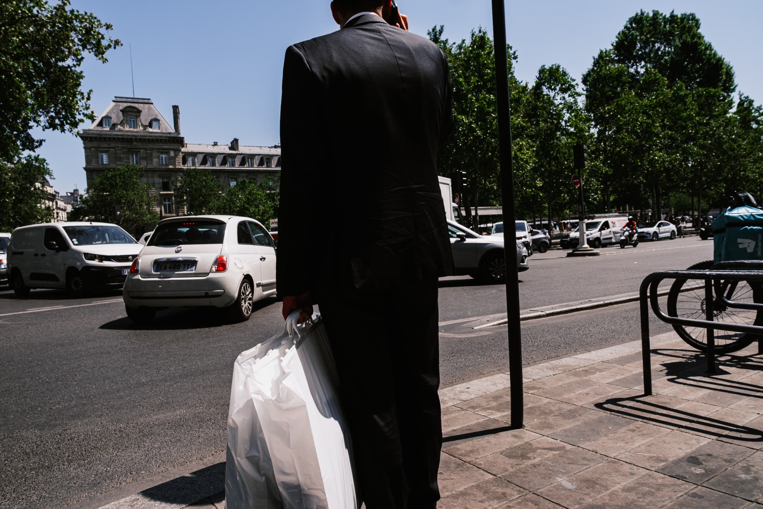 Silhouette en costume dans la circulation parisienne