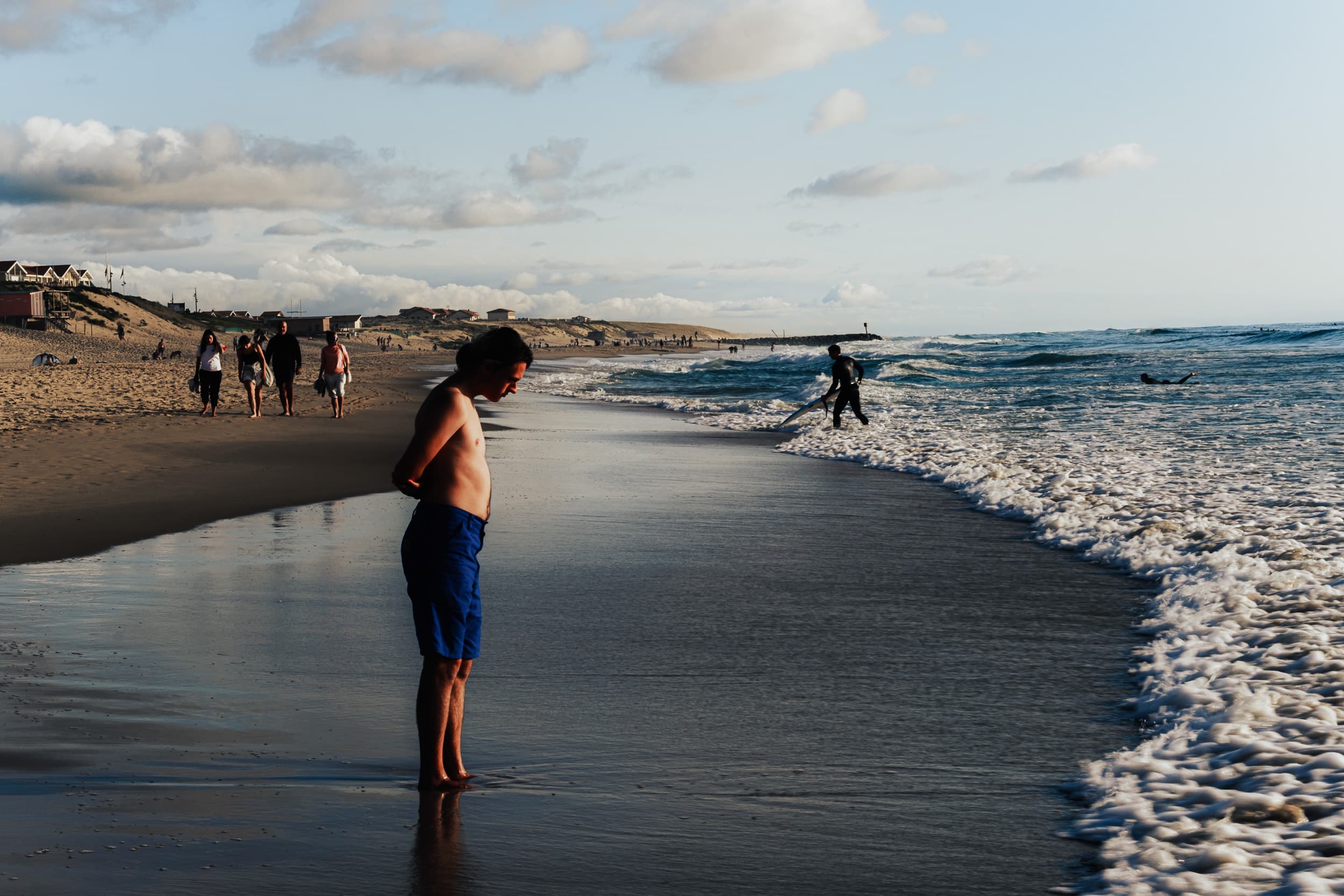 Promeneur et baigneurs sur le littoral atlantique