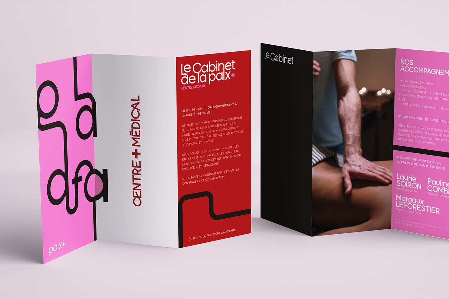 Flyer ouvert présentant le centre médical