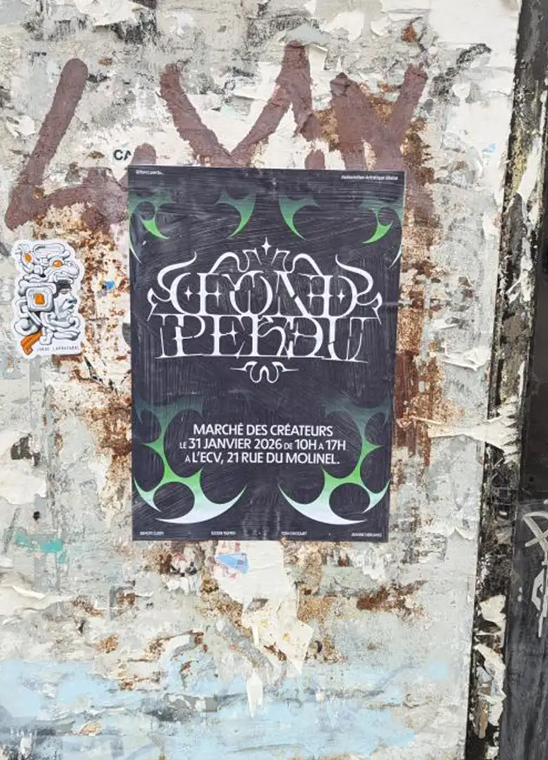 Affiche Fond Perdu sur un mur marqué par les traces d’affichages successifs